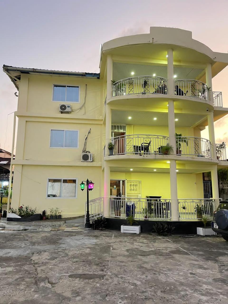 Sky Inn Hotel ฟรีทาวน์ ภายนอก รูปภาพ